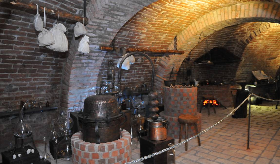 labyrinth under the vegetable market photo 6
