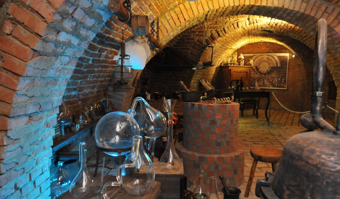 labyrinth under the vegetable market photo 5