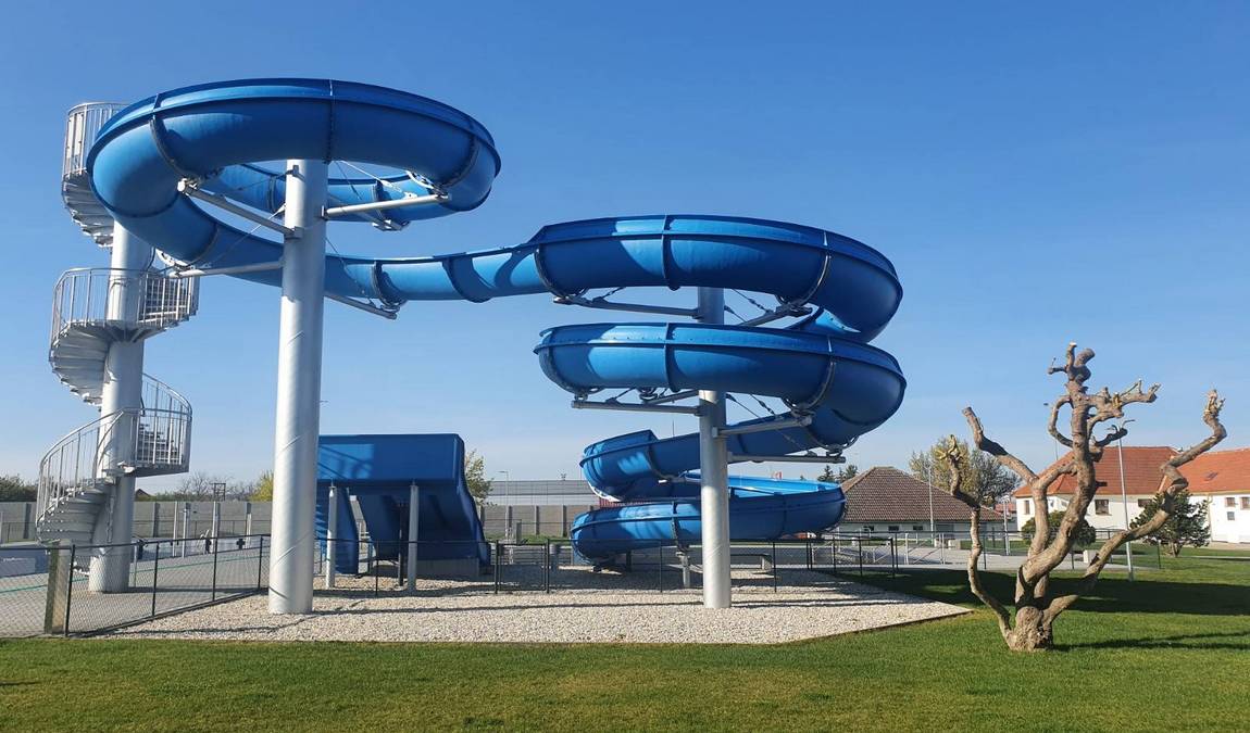 riviera swimming pool photo 2