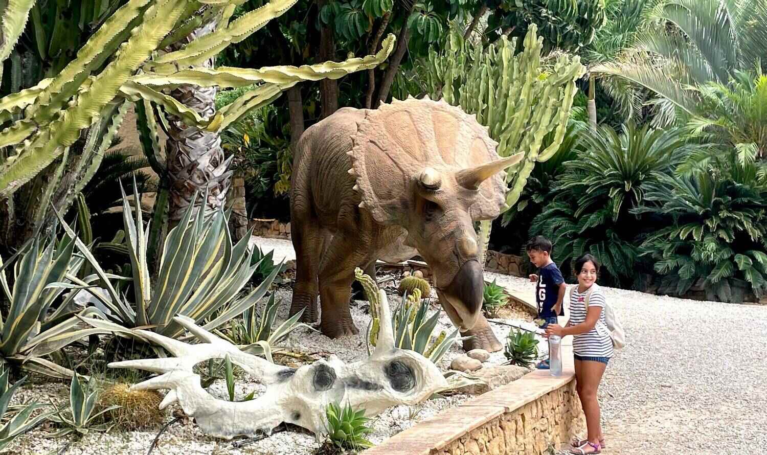 Cactus d'Algar and Dinopark