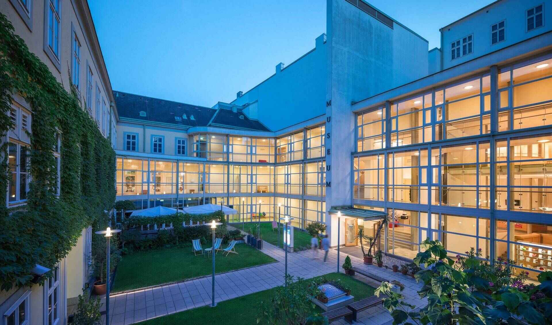 Furniture Museum (Meisterwerke des Möbeldesigns-Möbelmuseum) 